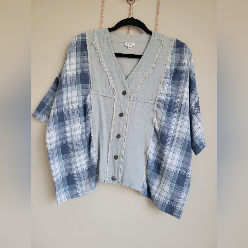 POL intentionally distressed short sleeve plaid shirt size small